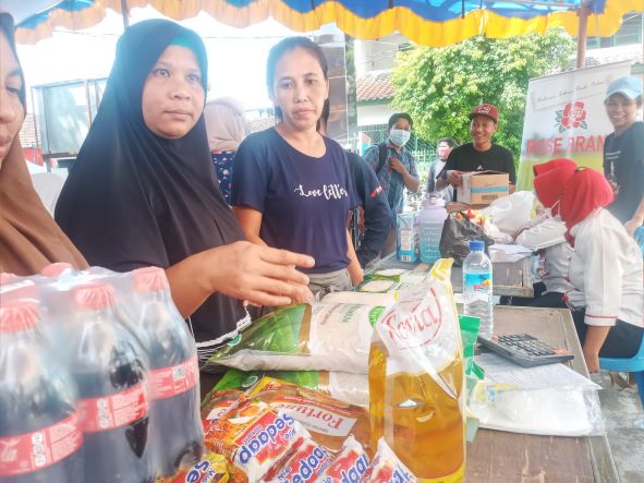 Harga minyak goreng kemasan di Pasar Murah relatif tinggi. Tergantung merek. Paling rendah Rp 20 ribu per liter. “Beda harganya sedikit dari harga di pasar. Saya beli Rp 20 ribu untuk kemasan satu liter,” kata Sulis, warga Lingkungan Pejeruk Bangket.