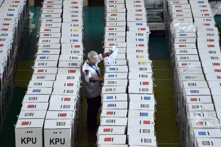 DOKUMENTASI PEMILU 2019: Petugas memeriksa kotak suara Pemilu 2019 hasil pemungutan suara yang dikumpulkan di PPK. (Dery Ridwansah/JawaPos.com)