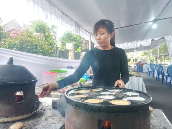 LEZAT DAN MANIS: Seorang pekerja membuat Serabi Laklak pada bazar UMKM di Lapangan Sangkareang, Kota Mataram, Sabtu (19/3) lalu.( ROJAI/LOMBOK POST)