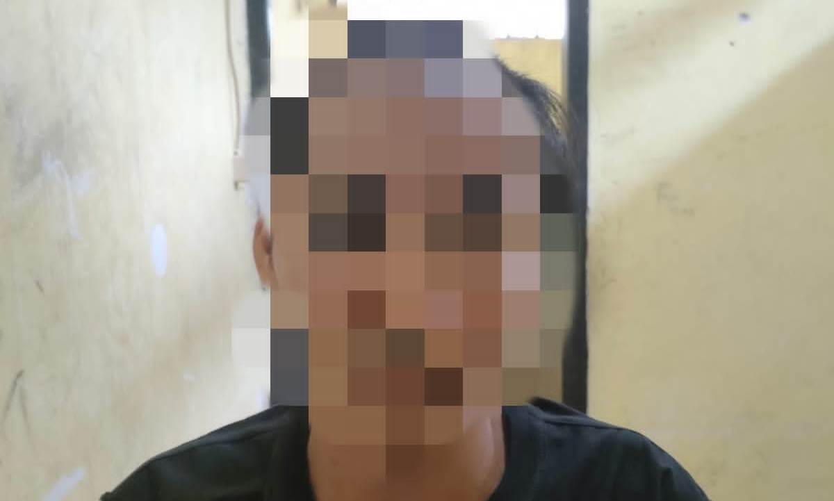 TAK BERKUTIK: Salah seorang terduga pelaku pencurian amplifier milik SDN Bunsalak Desa Jago, Kecamatan Praya, Loteng saat diamankan di Polsek Praya, Rabu (23/3). (Polsek Praya for Lombok Post)