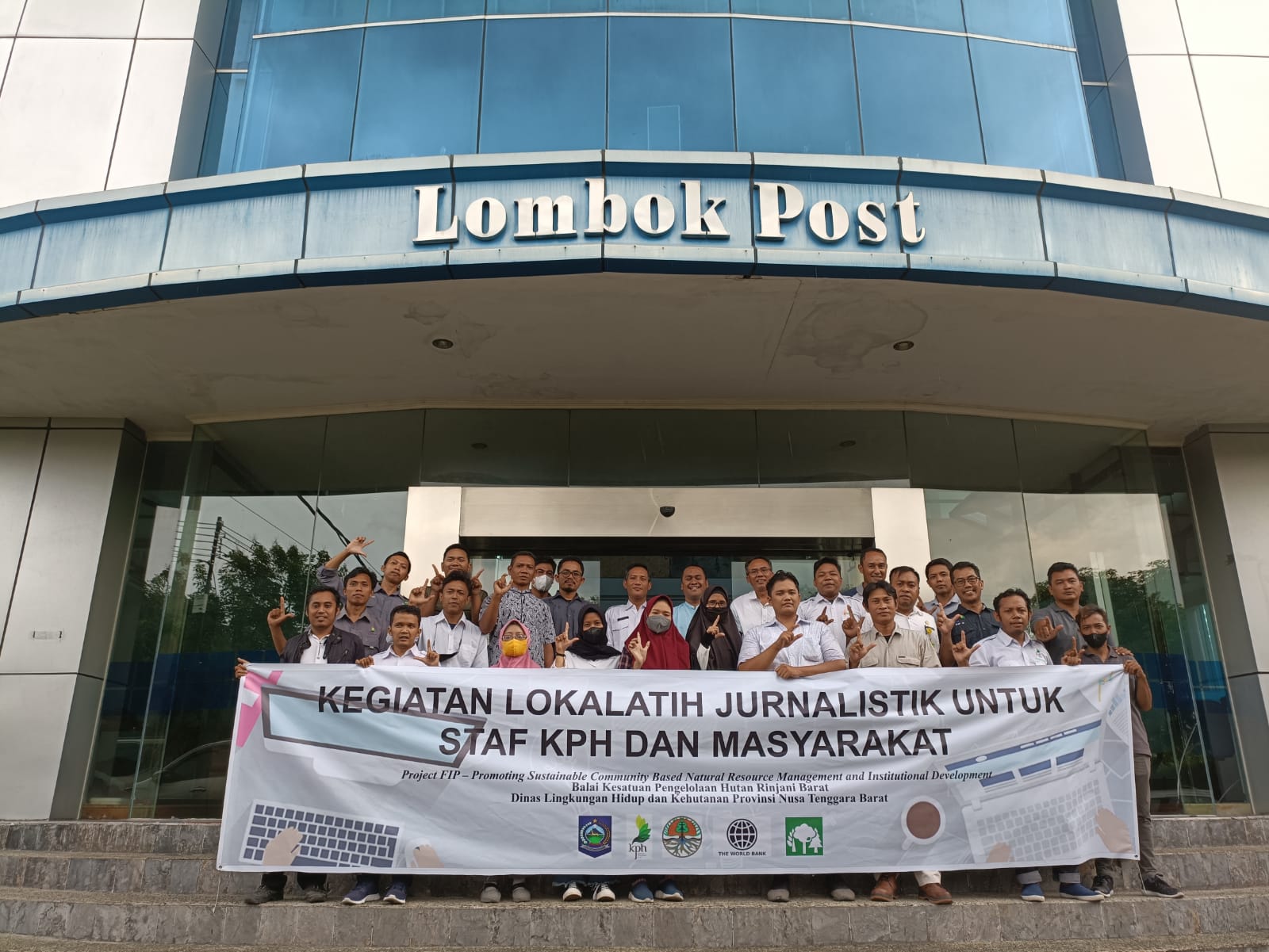 PENUTUPAN PELATIHAN: Kepala BPKH Rinjani Barat Muh Aminuddin Munir, Direktur Lombok Post Alfian Yusni beserta manajemen Lombok Post foto bersama peserta lokalatih jurnalistik bagi staf KPH Rinjani Barat di depan Graha Pena Lombok, Rabu (30/3).