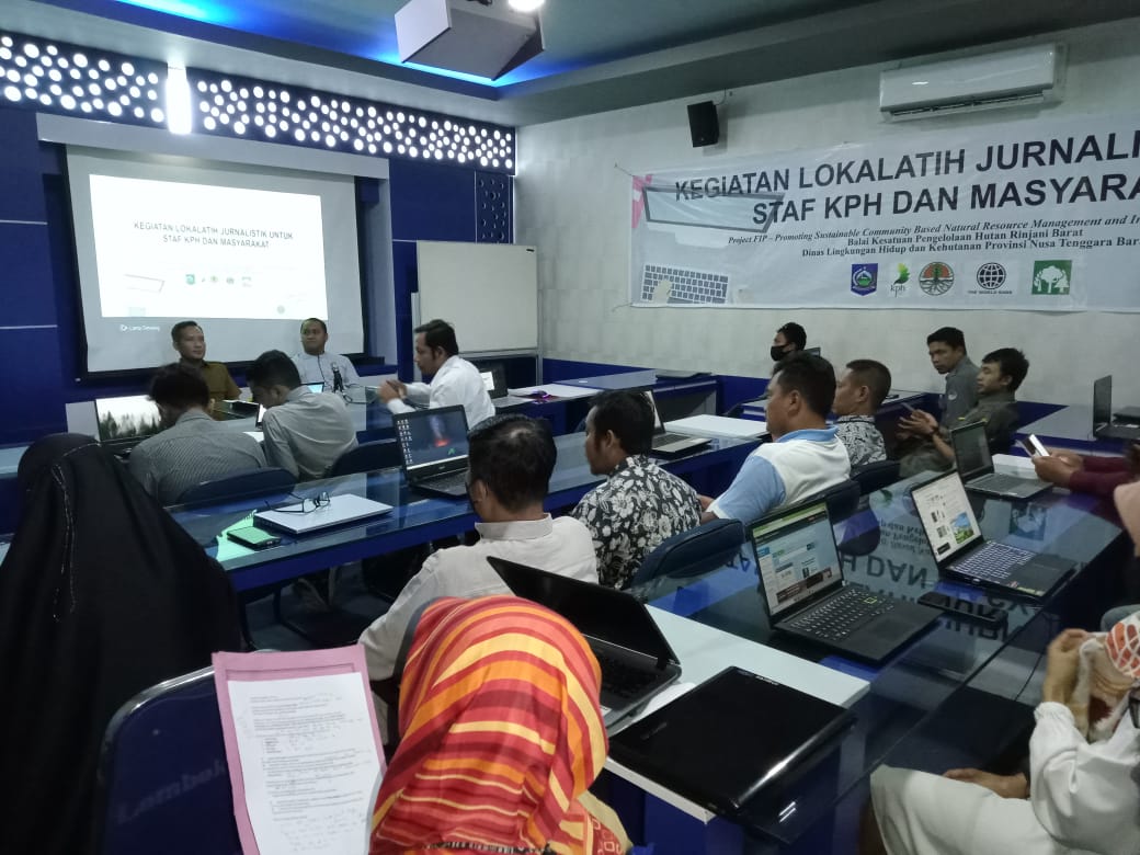 BERI PENGARAHAN: Kepala BKPH Rinjani Muh Aminuddin Munir (kiri) mewakili kepala dinas LHK NTB dan Direktur Lombok Post Alfian Yusni membuka kegiatan pelatihan jurnalistik yang diikuti pegawai KPH Rinjani Barat selama tiga hari (28-30/3) di kantor Lombok P