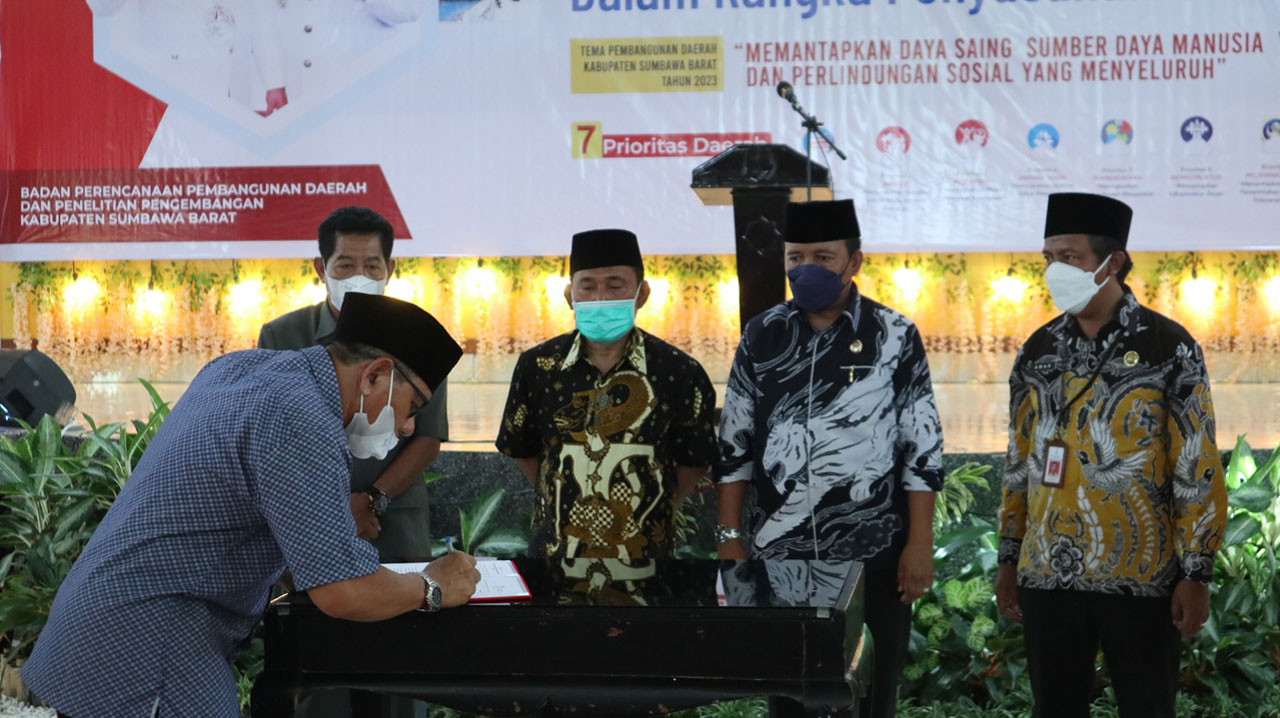 TANDA TANGAN: Bupati KSB HW. Musyafirin didampingi Wabup Fud Syaifuddin, Ketua DPRD KSB Kaharuddin Umar, Sekda Amar Nurmansyah dan Kepala Bappeda dan Litbang Hairul Jibril saat menyaksikan penandatangan kesepakatan dengan delapan camat saat Musrenbang 202