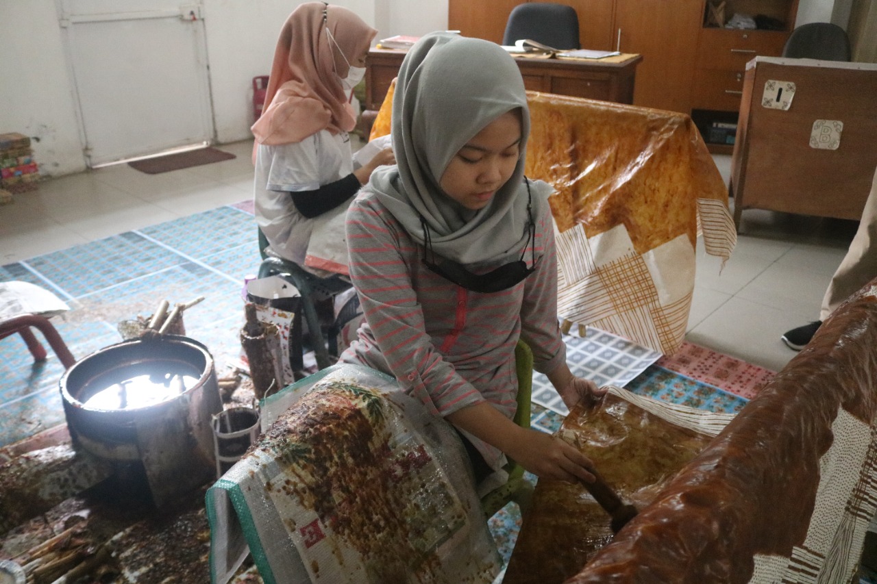 GAUNGKAN BATIK SASAMBO: Sejumlah karyawan perempuan sedang mengelem motif batik menggunakan lilin di Rumah Batik H Komar, Kota Bandung, Sabtu (26/3). (Dewi/Lombok Post)