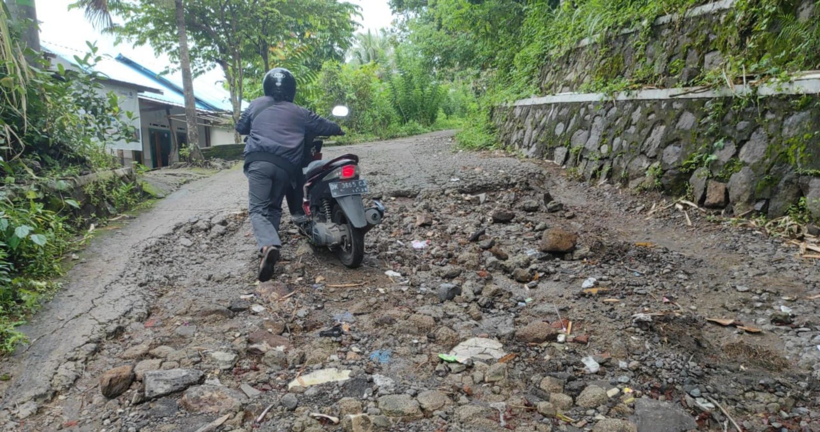 BUTUH PERBAIKAN: Kondisi salah satu jalan yang rusak di Desa Sokong, Kecamatan Tanjung, kemarin (22/3).(FERIAL/LOMBOK POST)