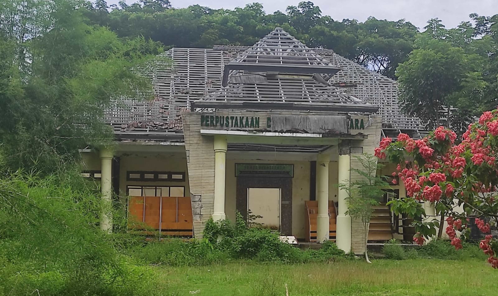 USULKAN KE PUSAT: Kantor Dinas Perpustakaan dan Arsip Daerah yang rusak akibat gempa 2018 lalu. BPBD KLU berencana mengusulkan pembangunan kembali ke pusat.(FERIAL/LOMBOK POST)