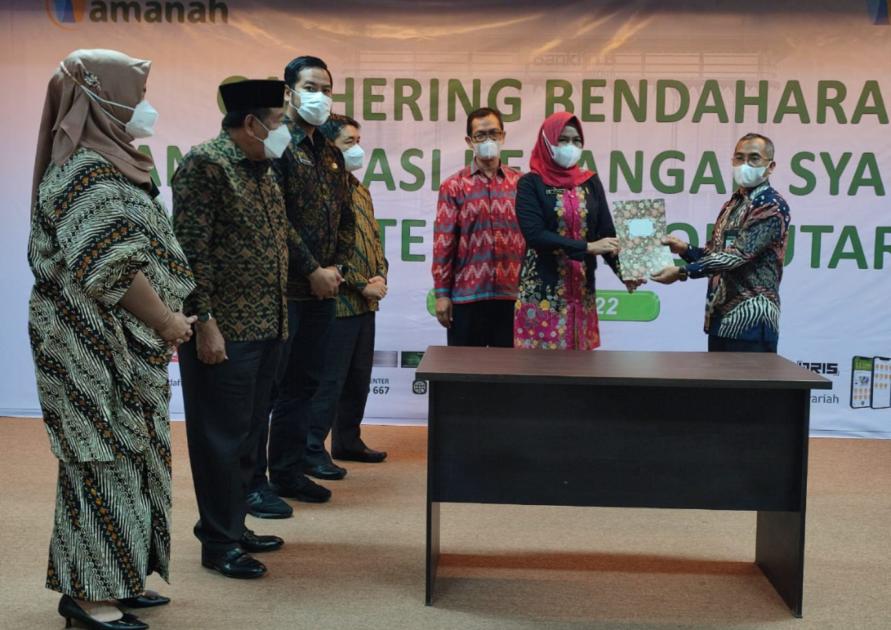 KERJASAMA STRATEGIS: Kepala Disnaker PMPTSP KLU Dende Dewi Tresni Budi (dua kanan) melakukan MoU kerja sama strategis dengan Bank NTB Syariah, di Aula RSUD KLU, kemarin (24/3).(FERIAL/LOMBOK POST)