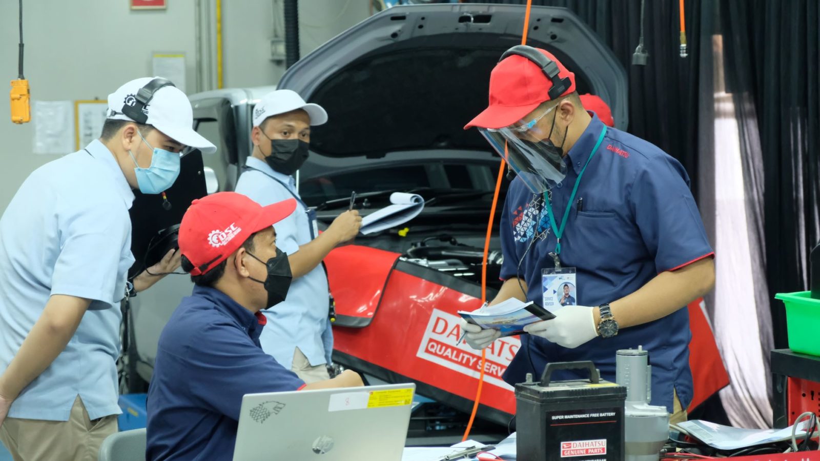 KONTES: Simulasi penanganan perawatan mobil pelanggan pada ajang Daihatsu Skill Contest 2022.