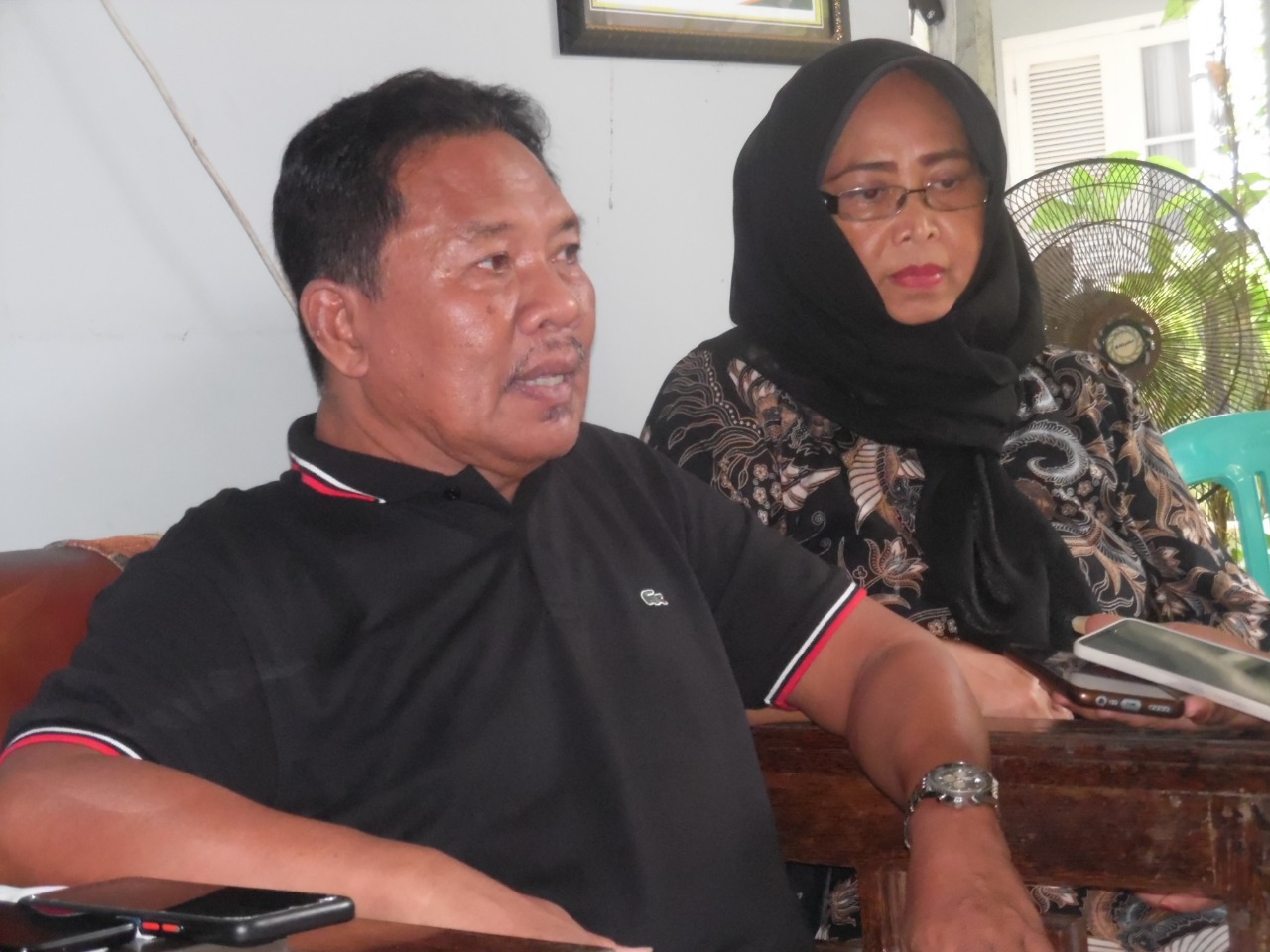 BEBAS: Mantan Bupati Lobar H Zaini Arony (kiri) didampingi istri Hj Nanik Zaini Arony saat menemui wartawan di Bale Belek, Dasan Tapen, Gerung, Rabu (16/3/2022). Ini hari pertama Zaini bebas setelah tujuh tahun ditahan.