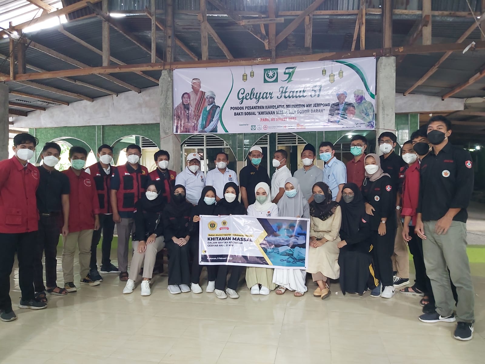BAKSOS: Panitia dan pihak  pendukung kegiatan khitanan massal dan donor darah pada  Haul Ke-51 Pondok pesantren (Ponpes) Nahdlatul Mujahidin NW, Rabu (9/3) lalu.(IST/Lombok Post)