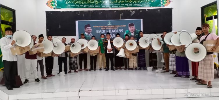 DUKUNG SYIAR AGAMA: Ketua PW GP Ansor NTB H. Zamroni Aziz (tengah) memberikan TOA kepada perwakilan Takmir Masjid.