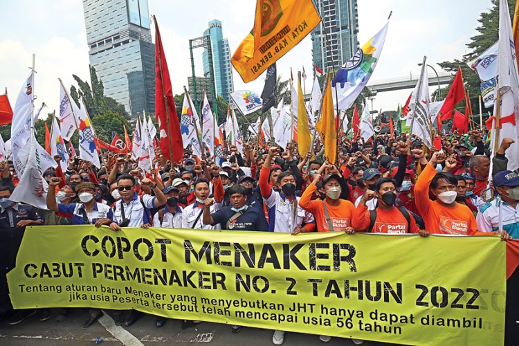 PERJUANGKAN HAK: Para pekerja yang berasal dari berbagai organisasi berujuk rasa di depan kantor Kementerian Ketenagakerjaan, Jakarta, kemarin. (HARITSAH ALMUDATSIR/JAWA POS)