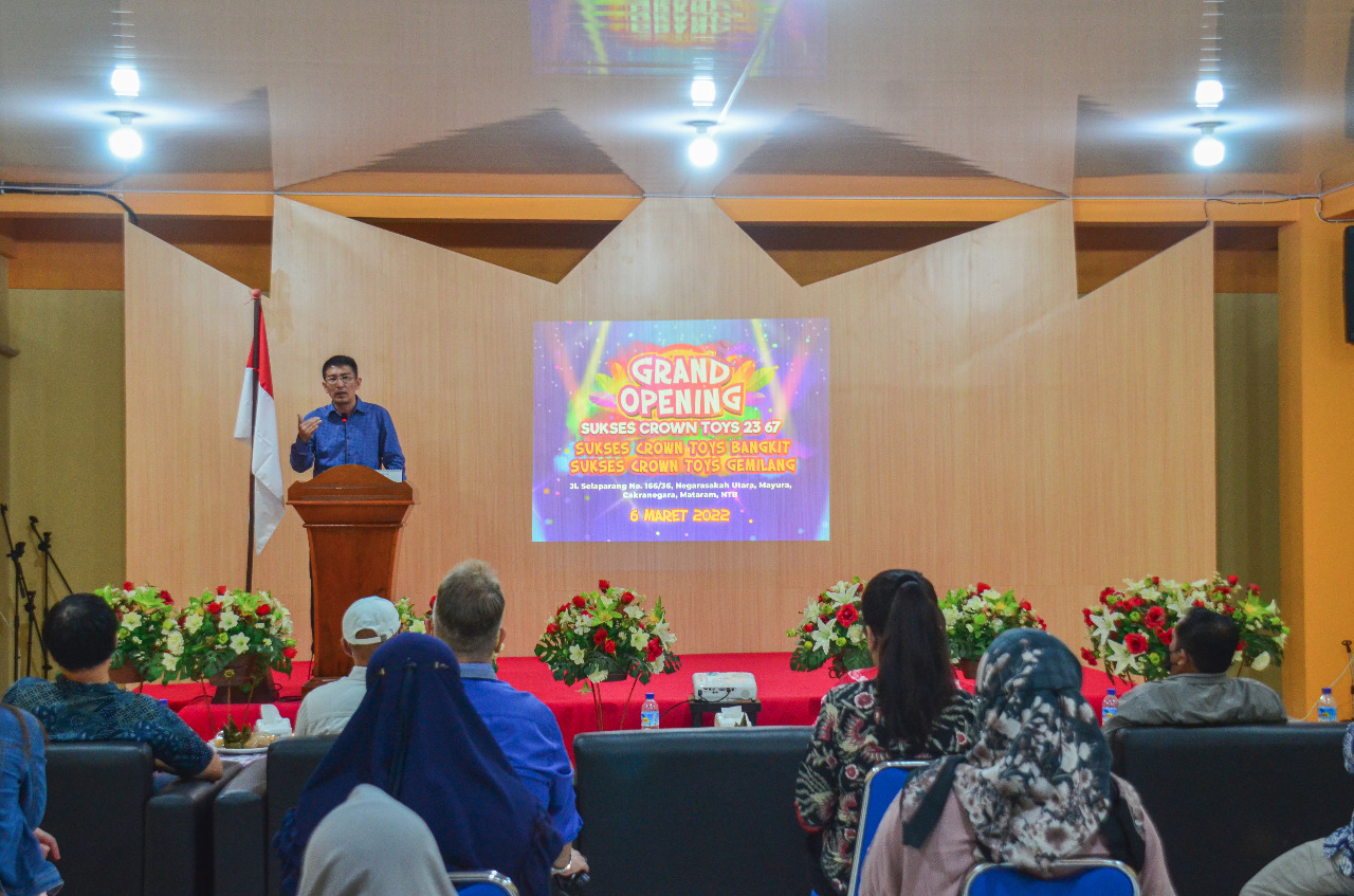 SIAP MANJAKAN: Owner sekaligus Direktur CV Sukses Crown Toys Herryono Soegiarto (podium) memberikan sambutan dalam grand opening toko Sukses Crown Toys 2367 Jalan Selaparang 166/36, Kelurahan Mayura, Kecamatan Cakranegara, Kota Mataram, Minggu (6/3/2022)