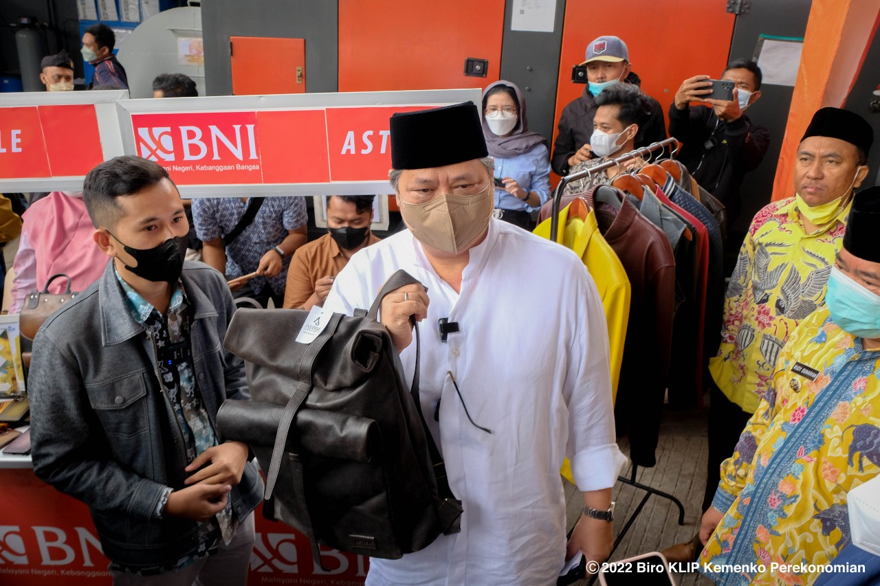 Menteri Koordinator Bidang Perekonomian Airlangga Hartarto melakukan kunjungan kerja ke  PT Garut Makmur Perkasa di Kabupaten Garut, Provinsi Jawa Barat, Kamis (21/04).