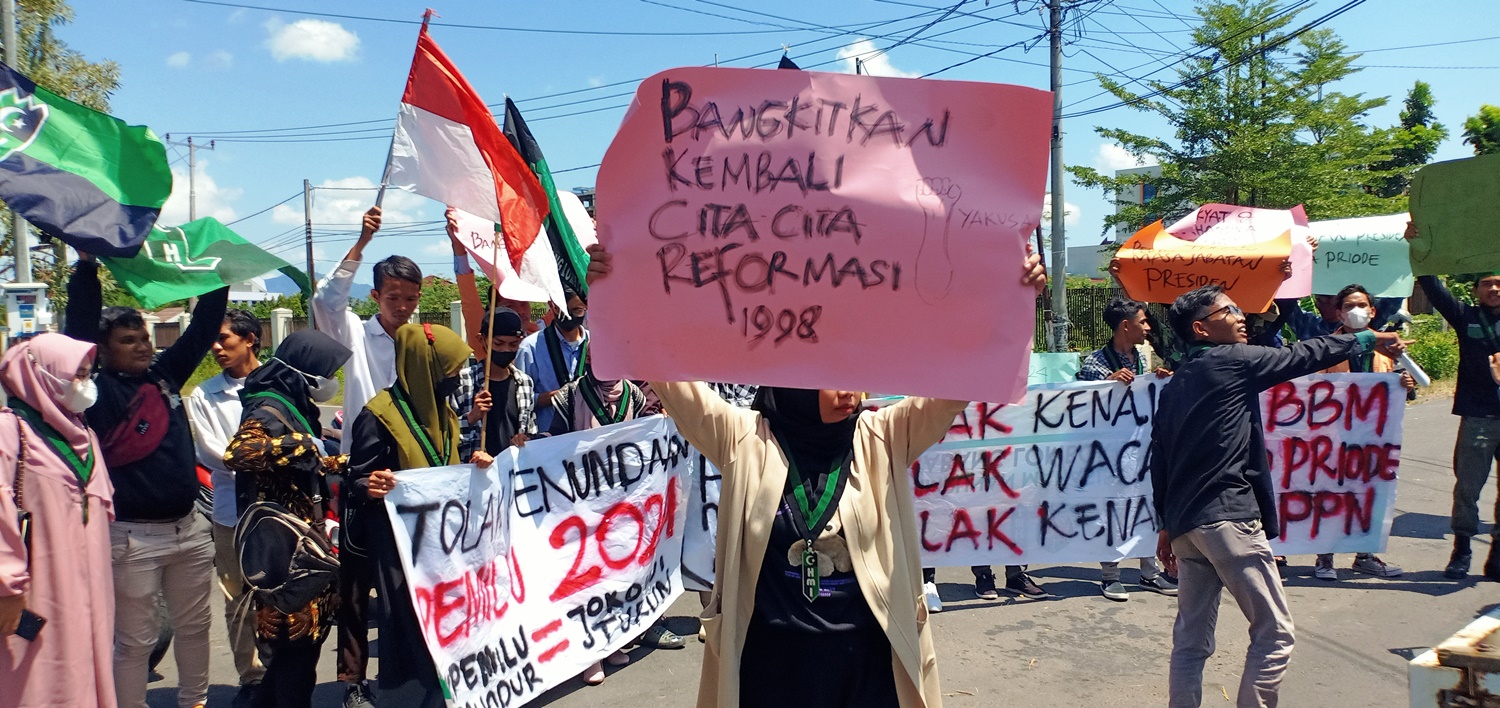 AKSI MAHASISWA: Puluhan aktivis HMI Cabang Loteng saat menggelar unjuk rasa di perempatan IPDN Praya, Senin (11/4). (Dedi/Lombok Post)