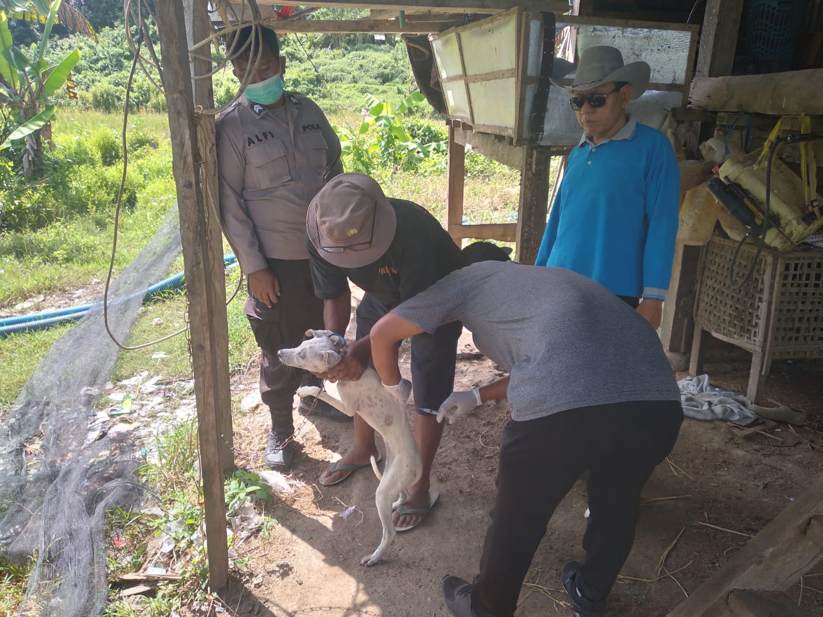 VAKSIN: Tim gabungan melakukan vaksinasi anti rabies terhadap hewan peliharaan warga Sekongkang, Sabtu (2/4). (HUMAS POLDA NTB FOR LOMBOK POST)