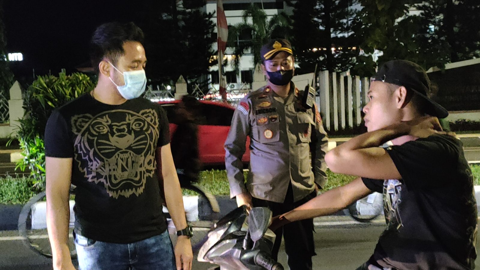 BUBARKAN BALAP LIAR: Kapolsek Mataram Kompol Elyas Ericson (tengah) bersama Kasatreskrim Polresta Mataram Kompol Kadek Adi Budi Astawa (kiri) menghentikan pengendara yang tidak mengenakan helm saat membubarkan aksi balap liar di Jalan Udayana Mataram, Kam