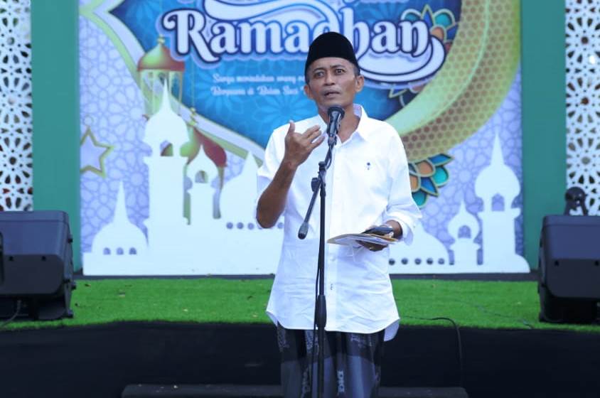 BAZAR MANDALIKA: Bupati Loteng HL Pathul Bahri saat membuka bazar Mandalika di halaman Masjid Agung, Praya, Loteng, Kamis (14/4). (Dedi/Lombok Post)