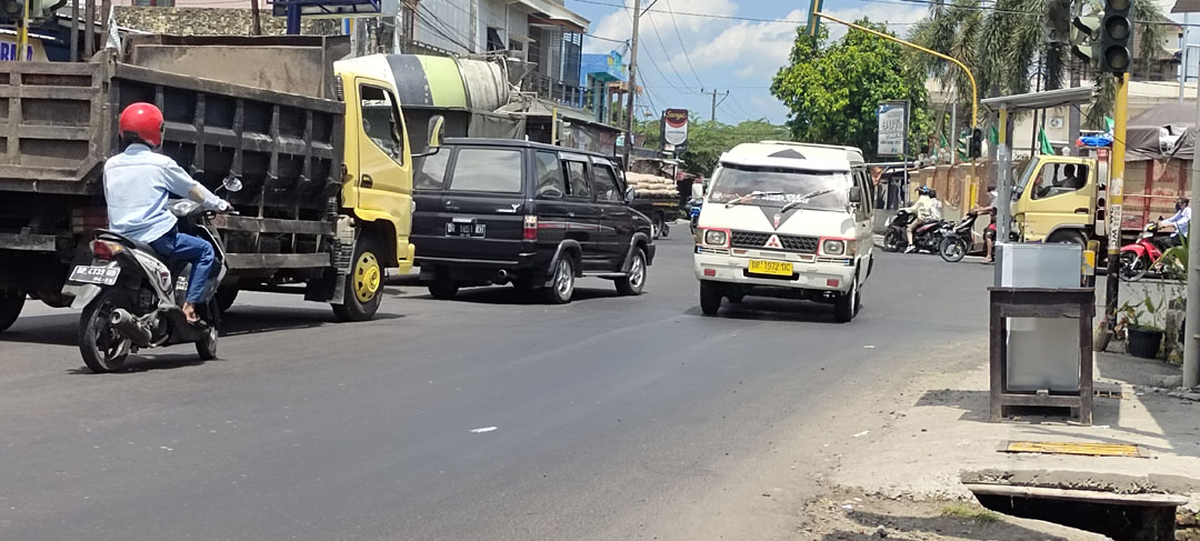SERING MACET: Kondisi lalu lintas di perempatan Bengkel. Dishub Lobar berencana melakukan rekayasa lalu lintas untuk mengurai kemacetan. (HABIBUL ADNAN/LOMBOK POST)