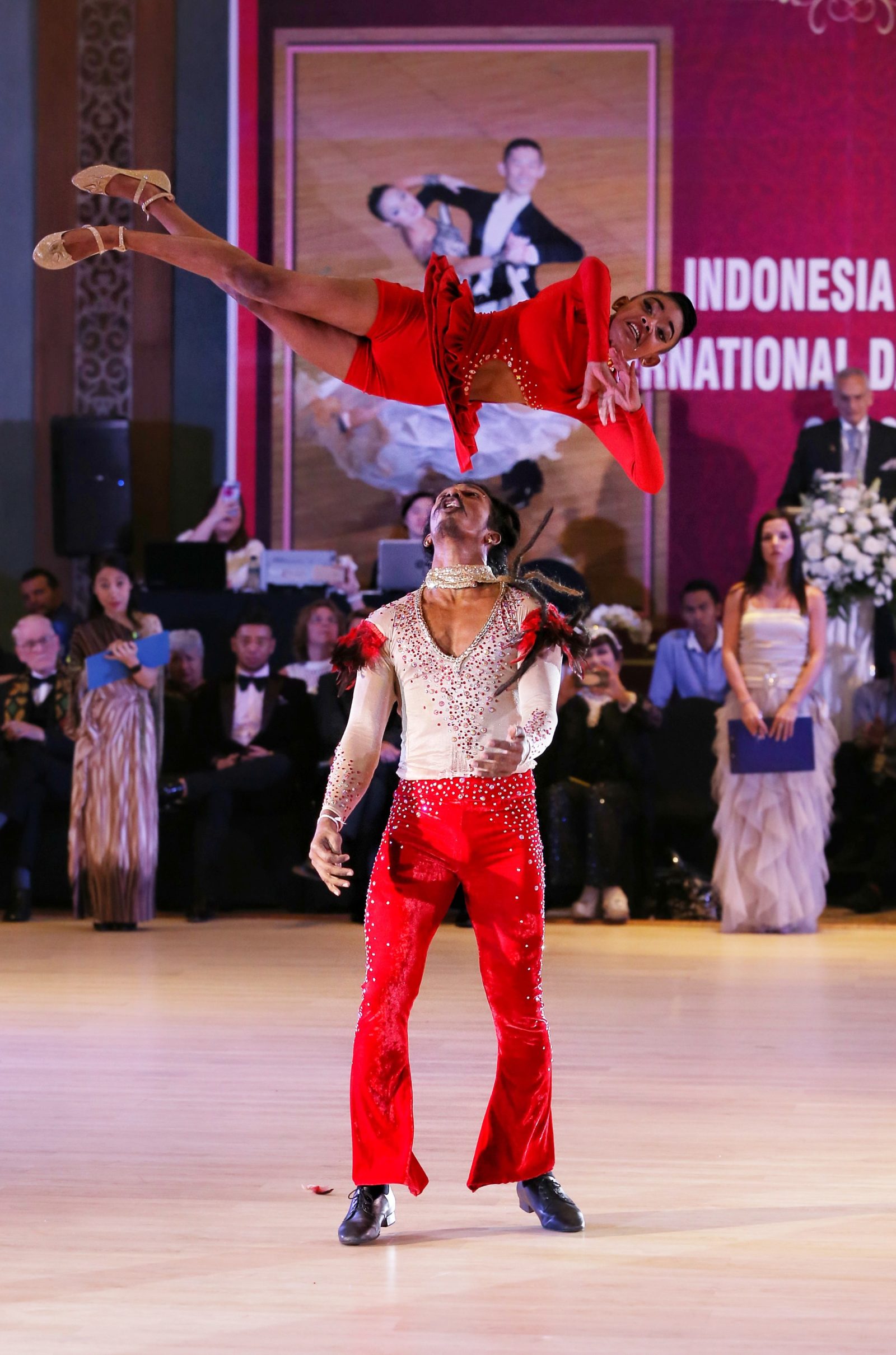 DIGELAR LAGI: Peserta internasional saat mengikuti kompetisi dansa di Lombok, 2019 lalu. Tahun ini kompetisi dansa berskala internasional kembali digelar di Lombok.(DOK/LOMBOK POST)