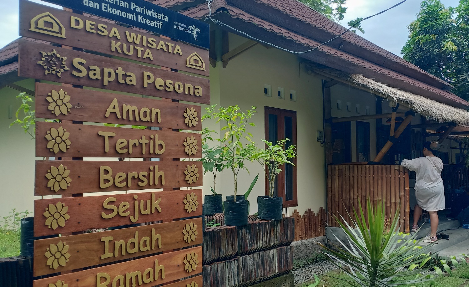 DISEWAKAN: Salah satu homestay di Dusun Mong, Desa Kuta, Kecamatan Pujut, Loteng yang mulai disewakan sejak MotoGP, Jumat (18/3). (Dedi/Lombok Post)