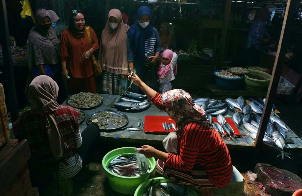 MEMBELI IKAN: Sejumlah warga sedang membeli ikan di Pasar Umum Pancor, Kecamatan Selong, belum lama ini. (Fatih/Lombok Post)