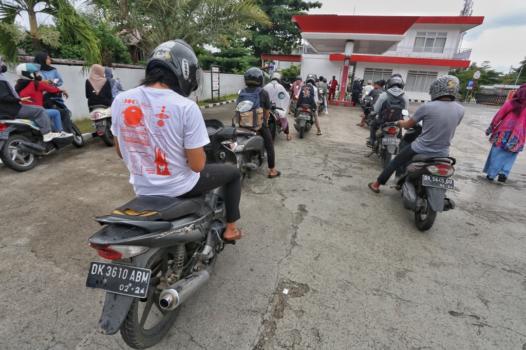 POTENSI PAJAK: Badan Pengelolaan Pendapatan Daerah mengeluarkan kebijakan menggratiskan biaya BBNKB, dari pelat luar daerah ke pelat NTB, yakni DR dan EA. (Ivan/Lombok Post)