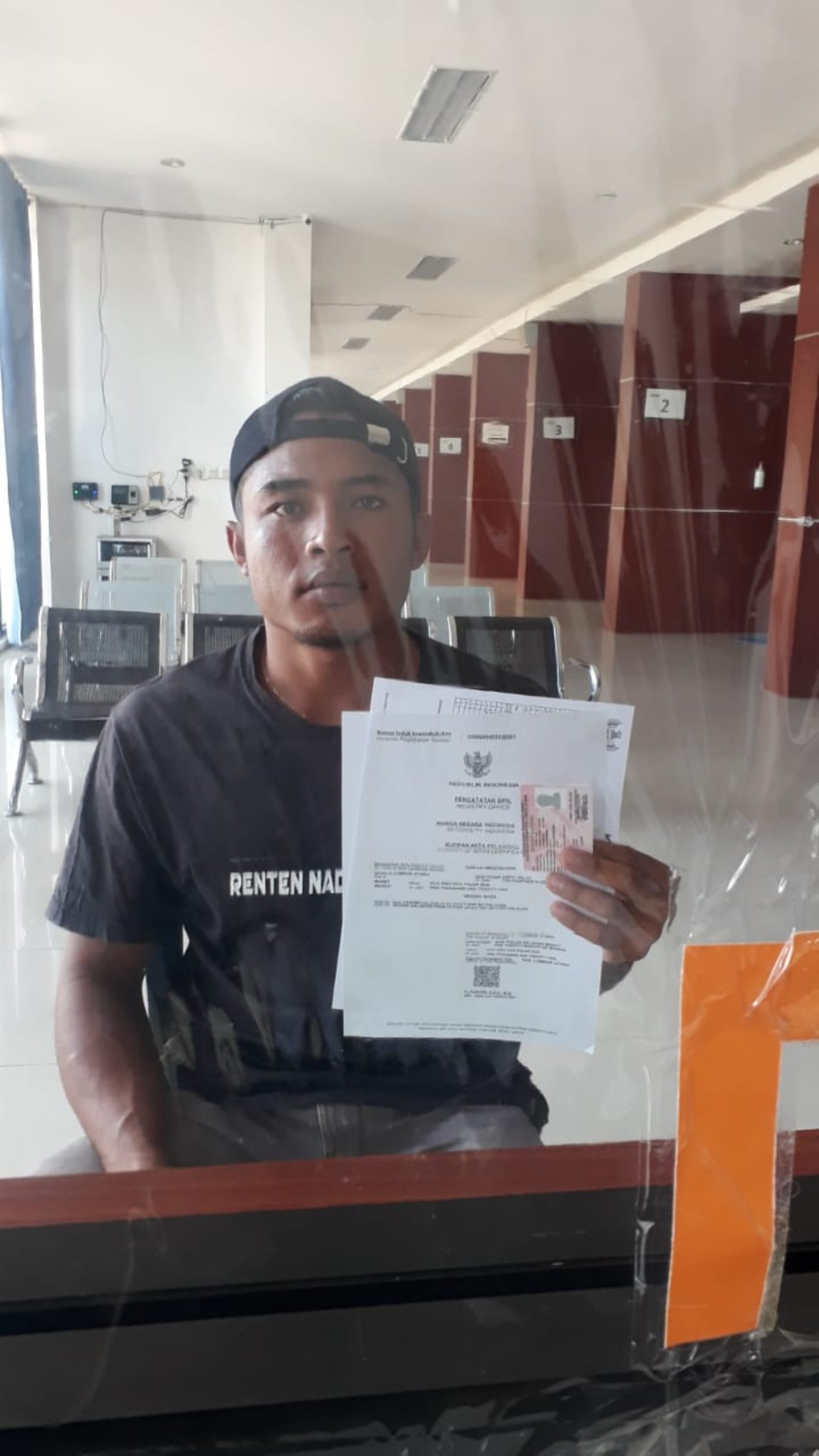 CETAK KIA: Salah satu warga KLU menunjukkan Adminduk anaknya berupa KK dan KIA yang telah dicetak di kantor Dinas Dukcapil KLU, beberapa waktu lalu. (DUKCAPIL FOR LOMBOK POST)