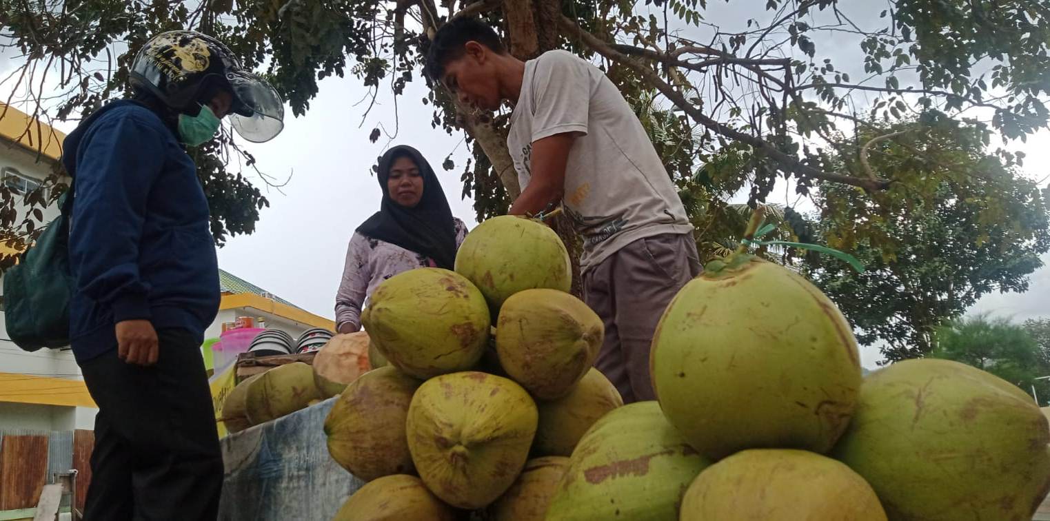 BERKAH RAMADAN: Kelapa muda menjadi incara warga untuk berbuka puasa di Kota Bima. Tampak pedagang kelapa muda melayani pembeli, beberapa hari lalu. (ist/Lombok Post)
