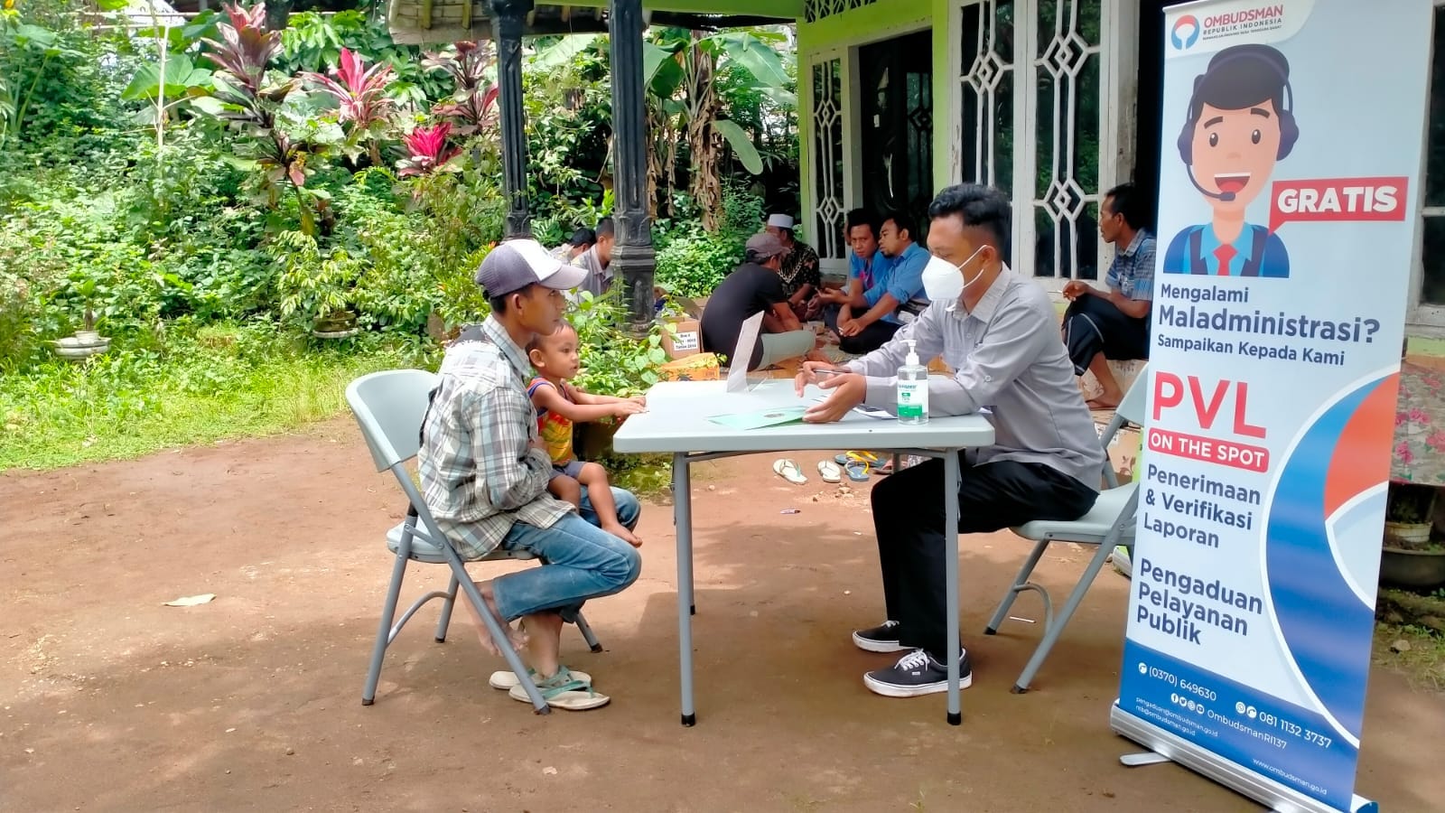 PERLUAS PELAYANAN: Ombudsman RI Perwakilan NTB membuka gerai pengaduan on the spot di sejumlah desa, Rabu (13/4). (ORI NTB untuk Lombok Post)