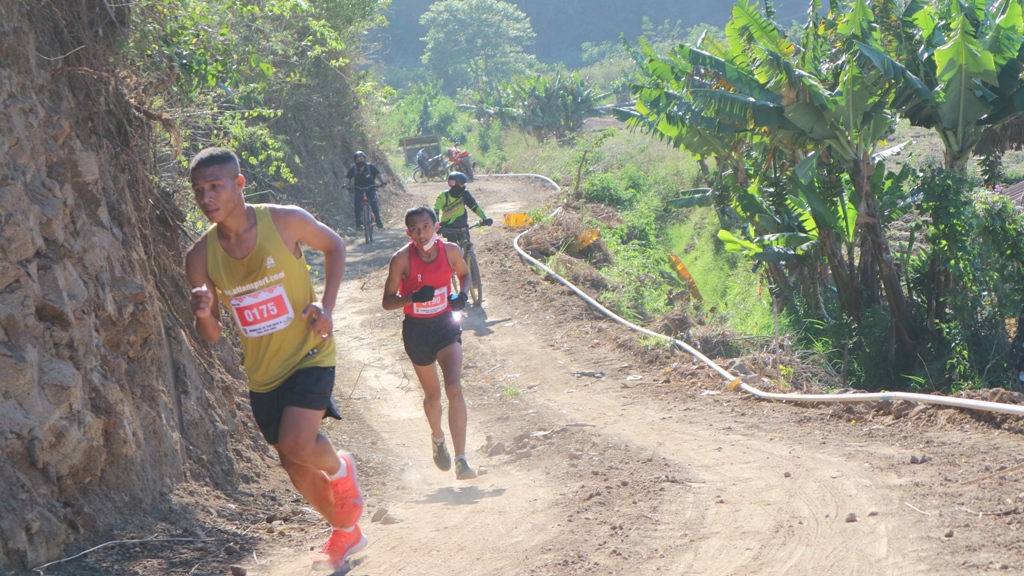EVENT INTERNASIONAL: Sejumlah pelari trail mengikuti event di wilayah Sembalun, Lombok Timur, beberapa waktu lalu.(DOK/LOMBOK POST)