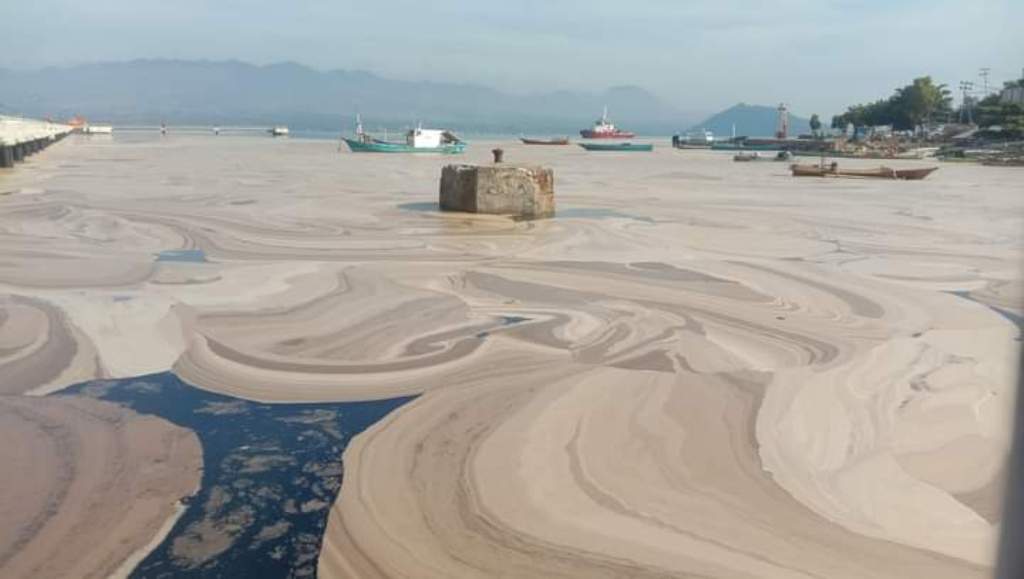 LAYAK GURUN PASIR: Air laut di Teluk Bima, tepatnya di Wadu Mbolo, Kelurahan Dara, Kota Bima, berwarna cokelat, Rabu (27/4).
