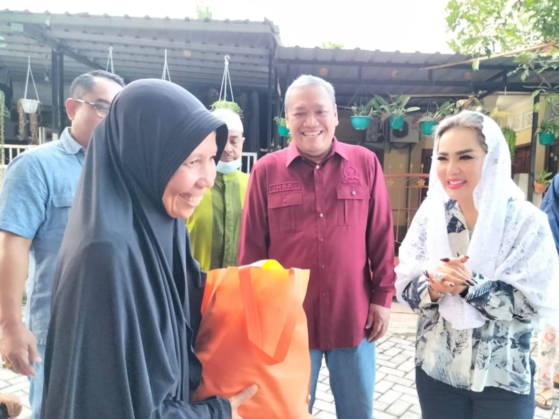 AKSI SOSIAL: Anggota DPR RI Dari Dapil Pulau Lombok H Bambang Kristiono didampingi istri Hj Dian HBK saat menyerahkan paket bantuan kepada warga jelang Idul Fitri, Sabtu (30/4). (Foto Dok HBK Peduli)