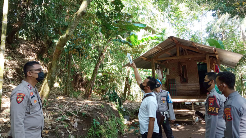 BUNUH DIRI: Polisi melakukan olah TKP di lokasi ditemukannya mayat dalam keadaan tergantung di pohon rambutan di Dusun Embung Pas Barat, Desa Sigerongan, Senin (11/4). (Istimewa)