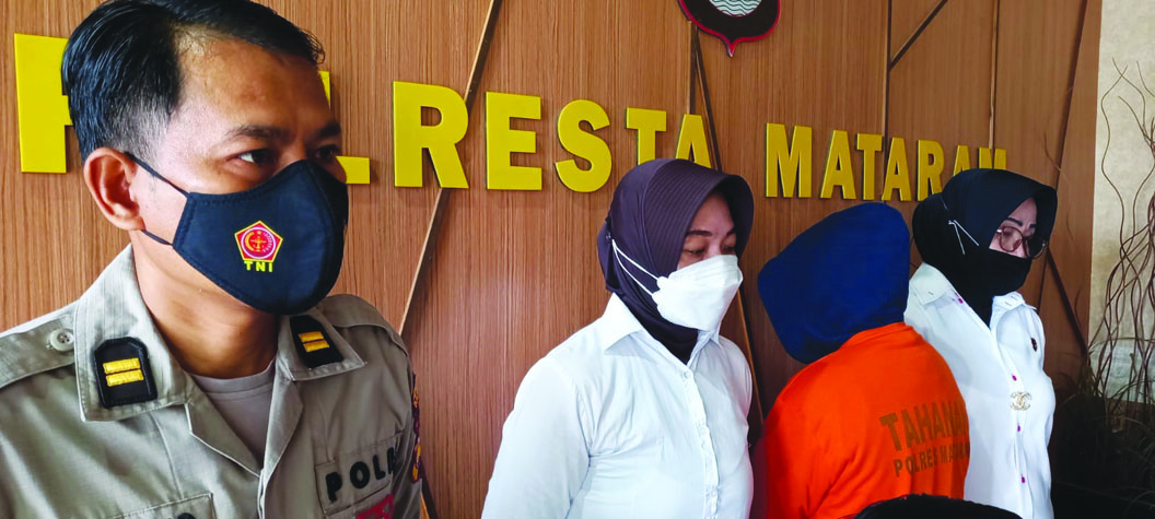 AKHIRNYA TERTANGKAP: Terduga muncikari berinisial IKI (baju oranye) diperlihatkan ke media di Mapolresta Mataram, Rabu (6/4). (Harli/Lombok Post)