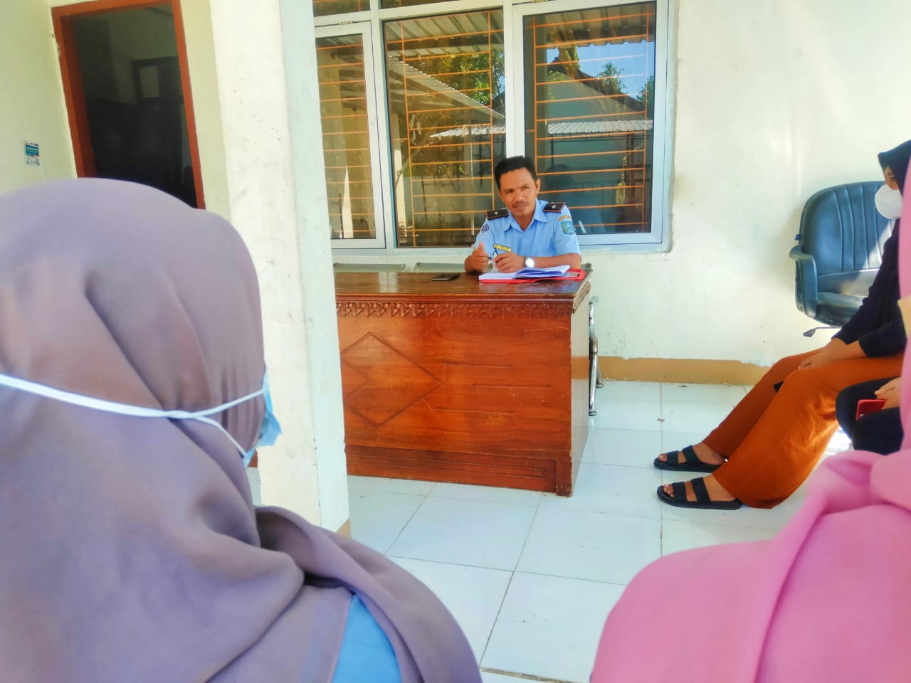 PEMBINAAN: Pengantar Kerja Disnakertrans Kabupaten Bima M Jaini memberikan pembinaan terhadap sembilan calon PMI tujuan negara Taiwan di kantor Disnakertrans Kabupaten Bima. (LPG)