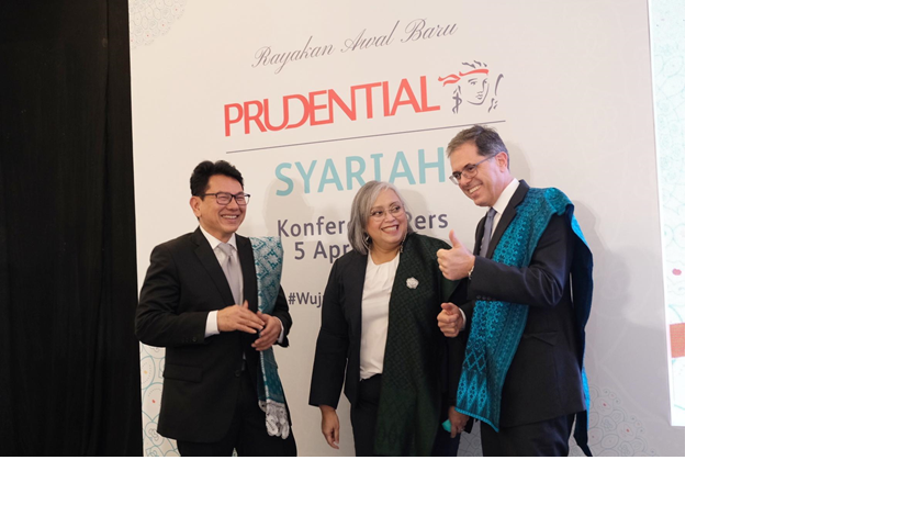 TELAH DILUNCURKAN: Presiden Direktur Prudential Syariah Omar Siawaldy (kiri), Presiden Direktur Prudential Indonesia M. L. Triwardhany (tengah) dan Chief Executive Prudential Asia & Africa Nic Nicandrou (kanan) dalam acara peluncuran Prudential Syariah, S