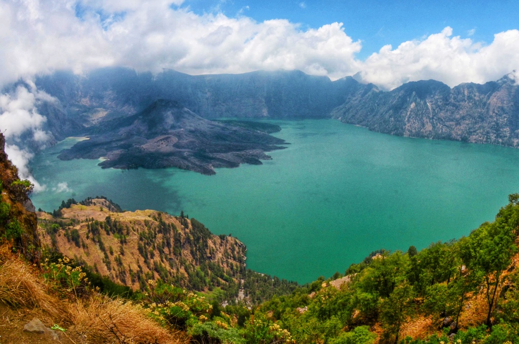 MANJAKAN PENDAKI: Balai TNGR menambah durasi dan kuota pendakian untuk Gunung Rinjani di awal Mei nanti. (Ivan/Lombok Post)
