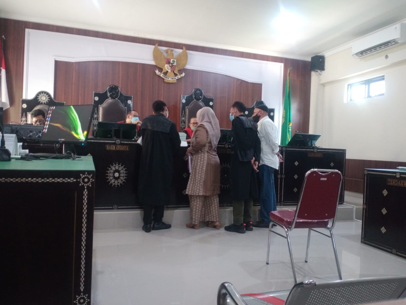 PEMBUKTIAN: Ketua Majelis Hakim Musleh meminta saksi Lale Prayatni menunjukkan barang bukti di persidangan di PN Mataram, Kamis (14/4) lalu. (HARLI/LOMBOK POST)
