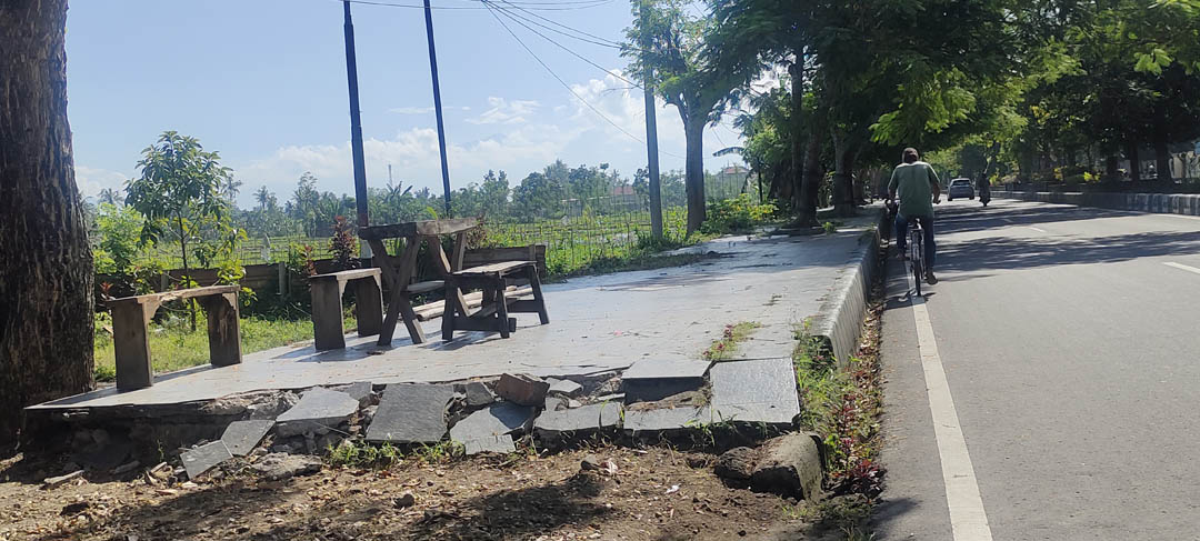 RUSAK PANDANGAN: Kondisi trotoar di Jalan Seokarno-Hatta tampak banyak yang terkelupas dan rusak. Karena itu, eksekutif diharapkan segera menggantinya. (HABIBUL ADNAN/LOMBOK POST)
