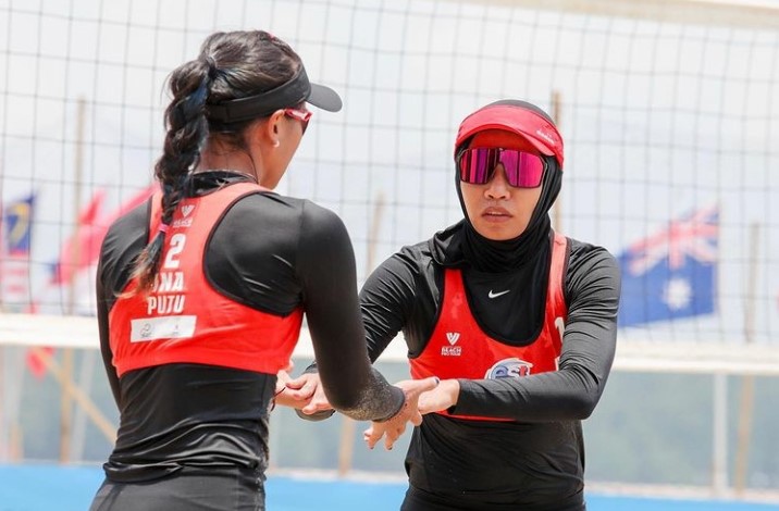 PENAMPILAN BAGUS: Pasangan voli pasir putri NTB Dhita Juliana dan Putu Dini Jasita saat berlaga di Thailand, belum lama ini.(INSTAGRAM DHITA JULIANA)
