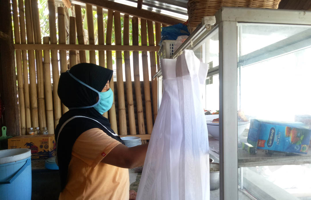 RAMADAN LIBUR: Salah satu pedagang makanan di areal pertokoan Tanjung. Selama Ramadan, seluruh warung makan diminta tutup saat siang hari. (FERIAL/LOMBOK POST)