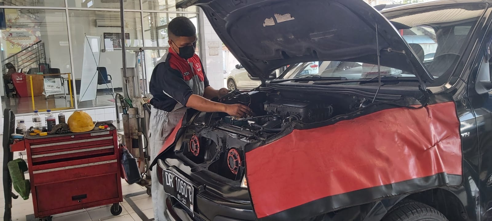 CEK MESIN: Seorang mekanik mengecek kendaraan konsumen yang sedang service di Bengkel Daihatsu Bertais, beberapa waktu lalu. (NURUL/LOMBOK POST)