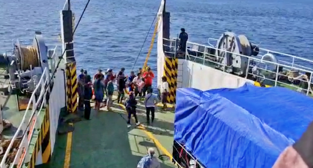 EVAKUASI: Penumpang kapal yang menceburkan diri ke laut saat dievakuasi ke KMP Nusa Sejahtera yang menyeberang dari Pelabuhan Kayangan ke Pelabuhan Poto Tano, Minggu (10/4). (Nurlana for Lombok Post)