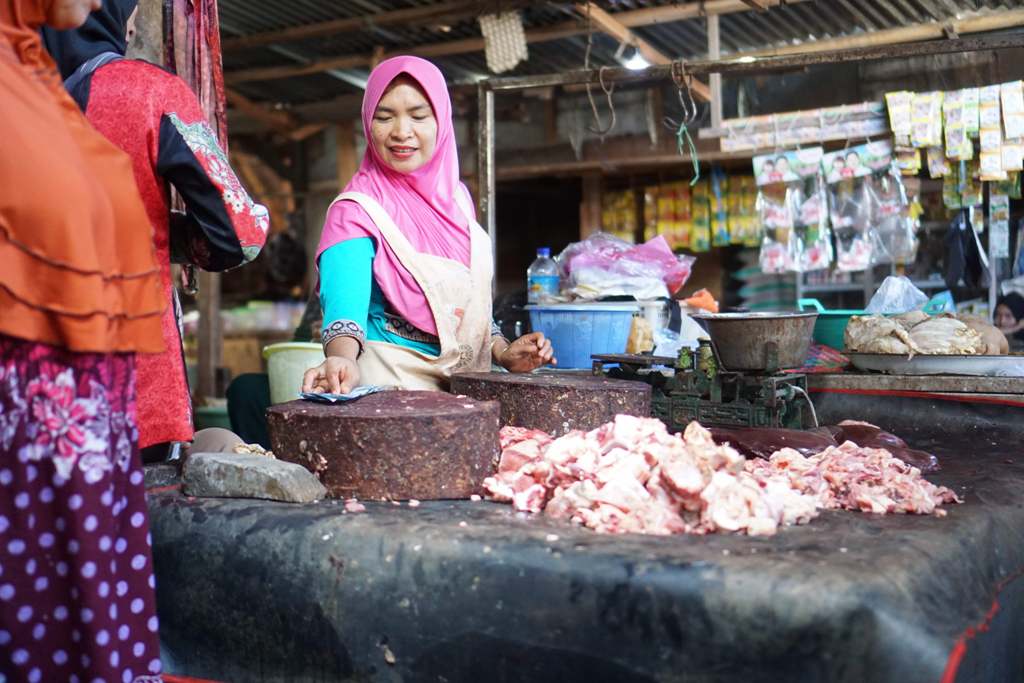 HARGA MASIH NORMAL: Seorang pedagang daging sedang melakukan transaksi jual beli di Pasar Umum Pancor, Kelurahan Pancor, Kecamatan Selong, belum lama ini. (Dok Lombok Post)