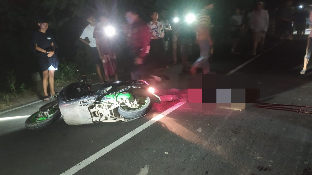 OLAH TKP: Personel Polsek Praya Timur saat melakukan olah TKP di jalan raya Desa Ganti, Kecamatan Praya Timur, Loteng, Minggu (10/4). Sekitar pukul 01.30 Wita warga menemukan dua orang bersimbah darah di jalan. (Polsek Praya Timur untuk Lombok Post)