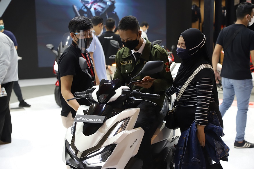 PRIMADONA: Honda Vario 160, produk unggulan pada ajang IIMS 2022 tampak digandrungi konsumen, pekan lalu. (Honda For Lombok Post)
