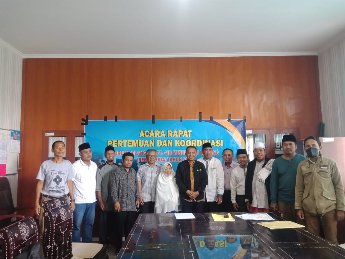 SARANA SILATURAHMI: Pengurus dan anggota Forum Pelanggan PT Air Minum Giri Menang usai melaksanakan rapat pertemuan dan koordinasi, Rabu (27/4/2022). (FARIDA/LOMBOK POST)