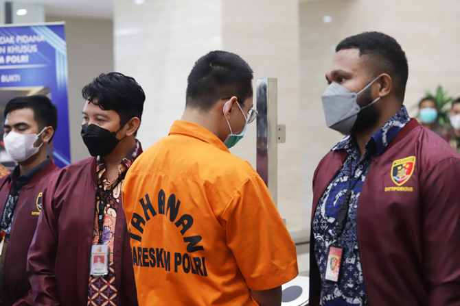 Bareskrim Polri menampilkan tersangka kasus penipuan dan tindak pidana pencucian uang (TPPU) Indra Kesuma alias Indra Kenz  terkait aplikasi Binomo.