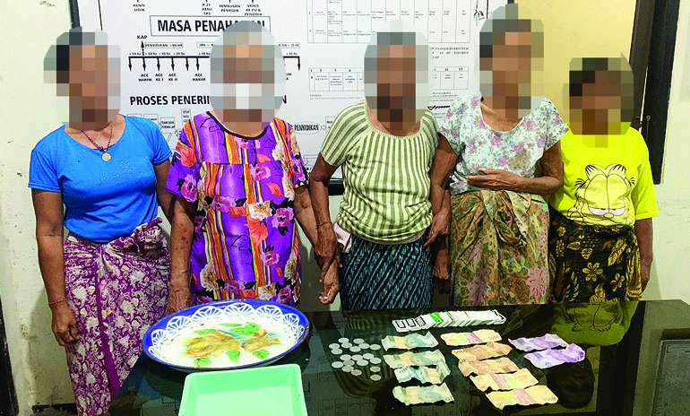 TOBAT DONG NEK: Lima nenek yang tertangkap main judi ceki diamankan bersama barang bukti di Polsek Lingsar, Jumat (8/4). (Harli/Lombok Post)
